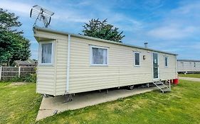 Great Caravan At Breydon Water Holiday Park, Ref 10086B